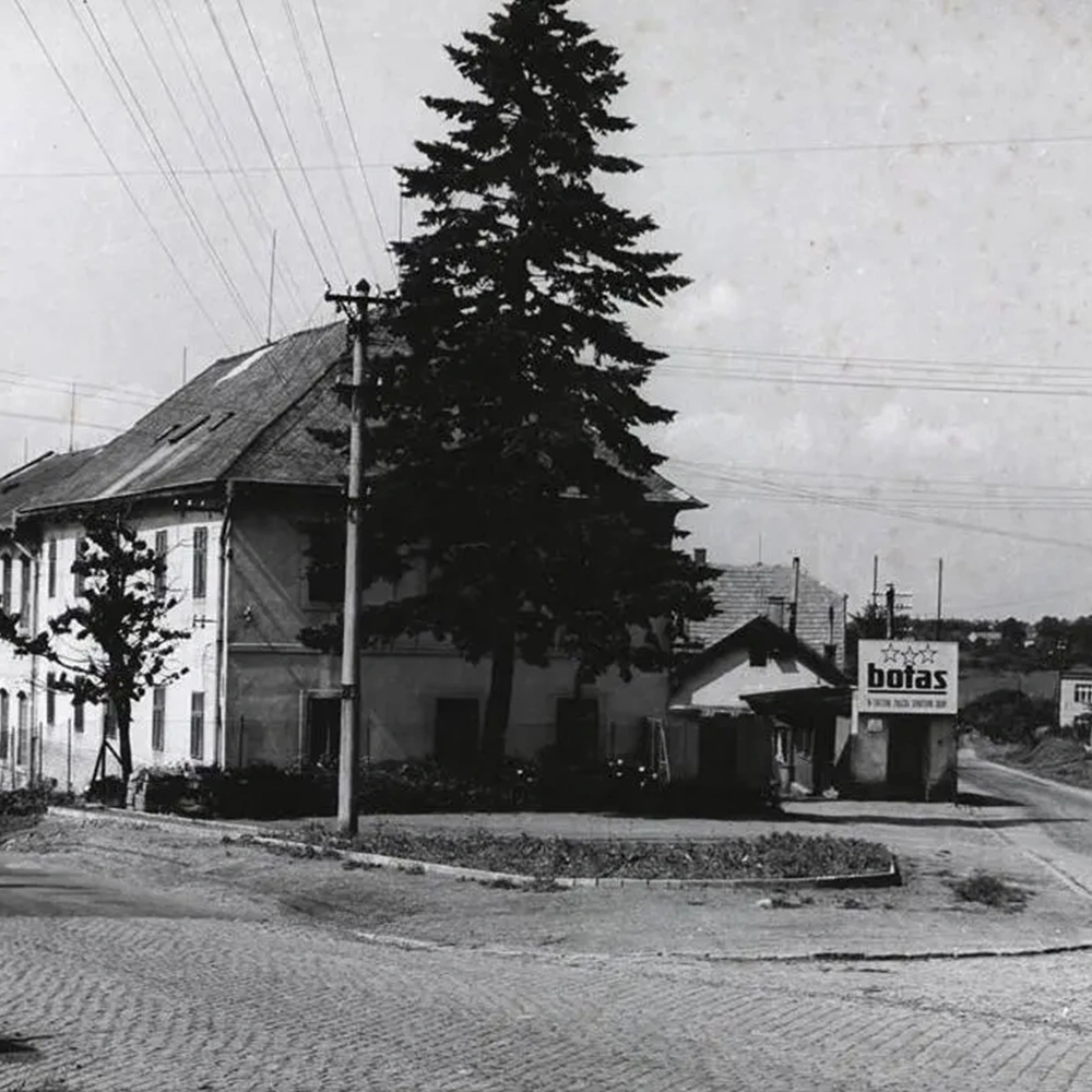Dva podniky, jeden rok, sedmasedmdesát let