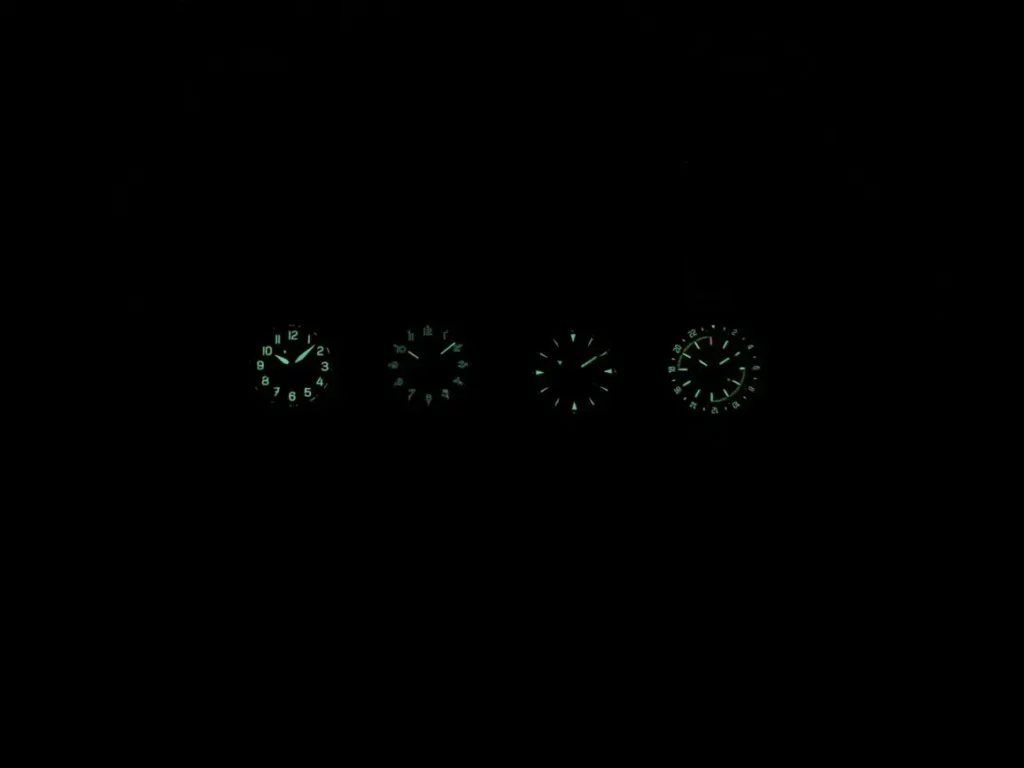 Porovnání svítivosti hodinek: Tritium vs. luminiscenční vrstva