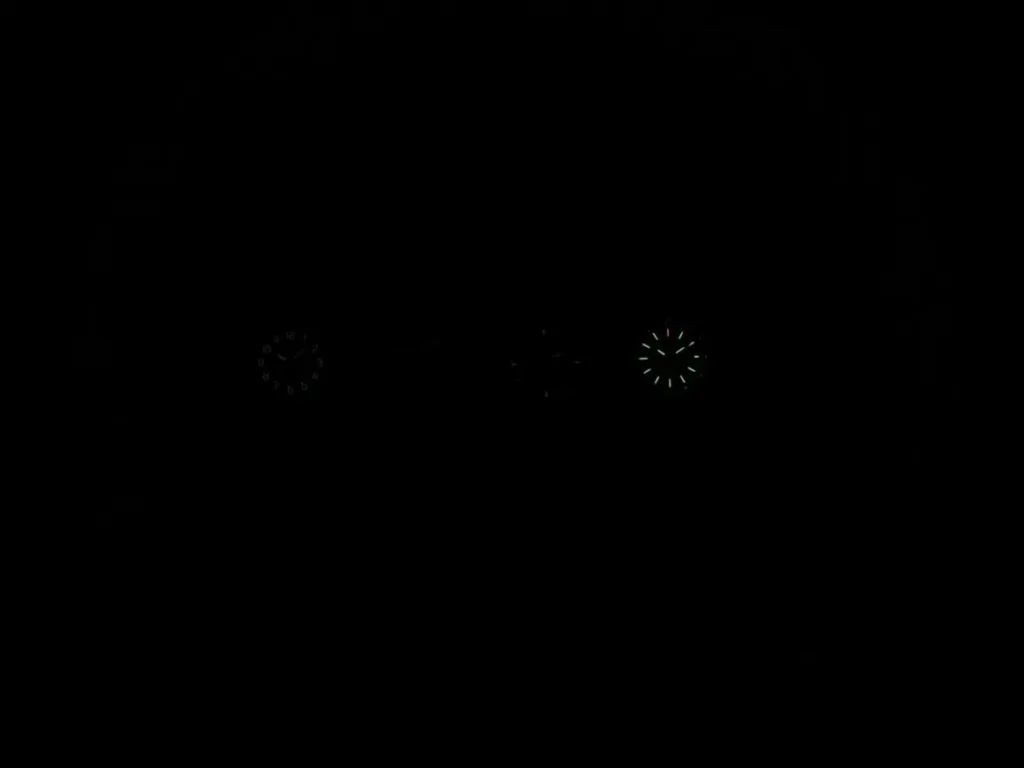 Porovnání svítivosti hodinek: Tritium vs. luminiscenční vrstva