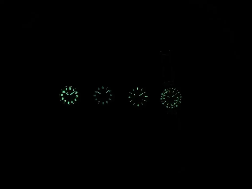Porovnání svítivosti hodinek: Tritium vs. luminiscenční vrstva