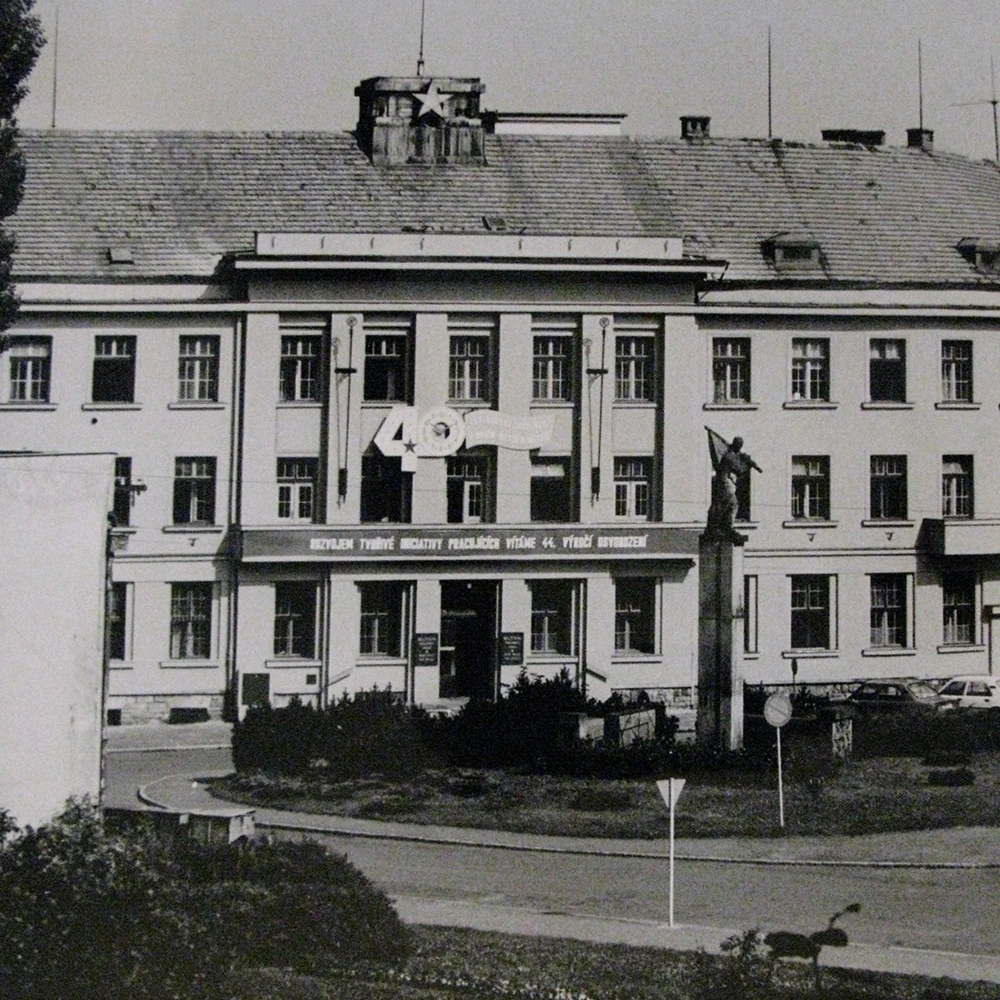 Dva podniky, jeden rok, sedmasedmdesát let
